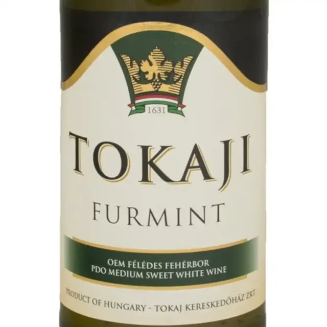 zbliżenie na etykietę wina tokaji furmint