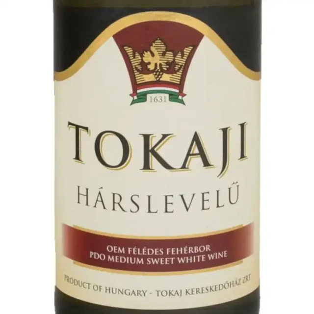 zbliżenie na etykietę wina tokaji harslevelu